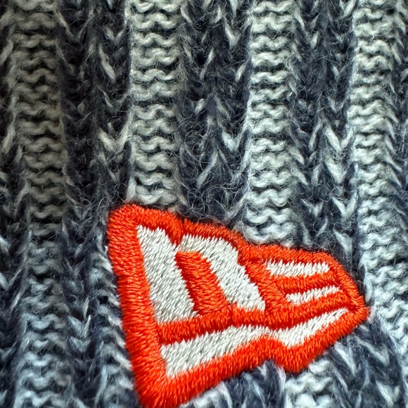 NFL Men's New Era Chicago Bears Striped Cuffed Knit Beanie Pom Pom Hat BNWOT - Picture 4 of 6